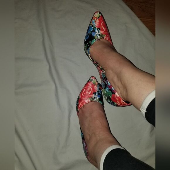High heels  flower designs well worn - Picture 13 of 14